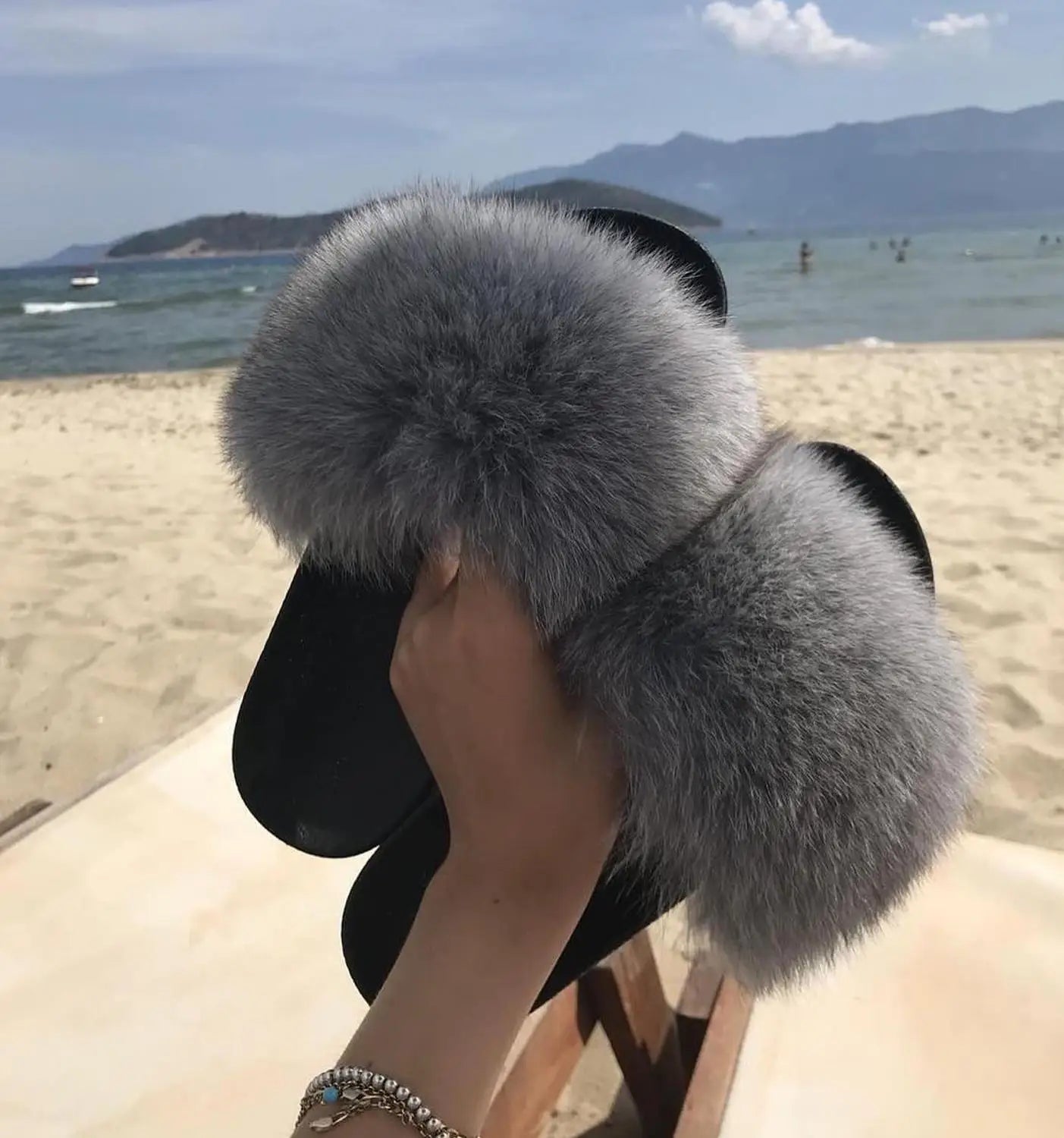 Hot Sale Summer Women Fox Fur Slippers Furry Slippers Designer Fur Slides Girls Black Fur Slides Gorgeous Big Fur Slides Sandal