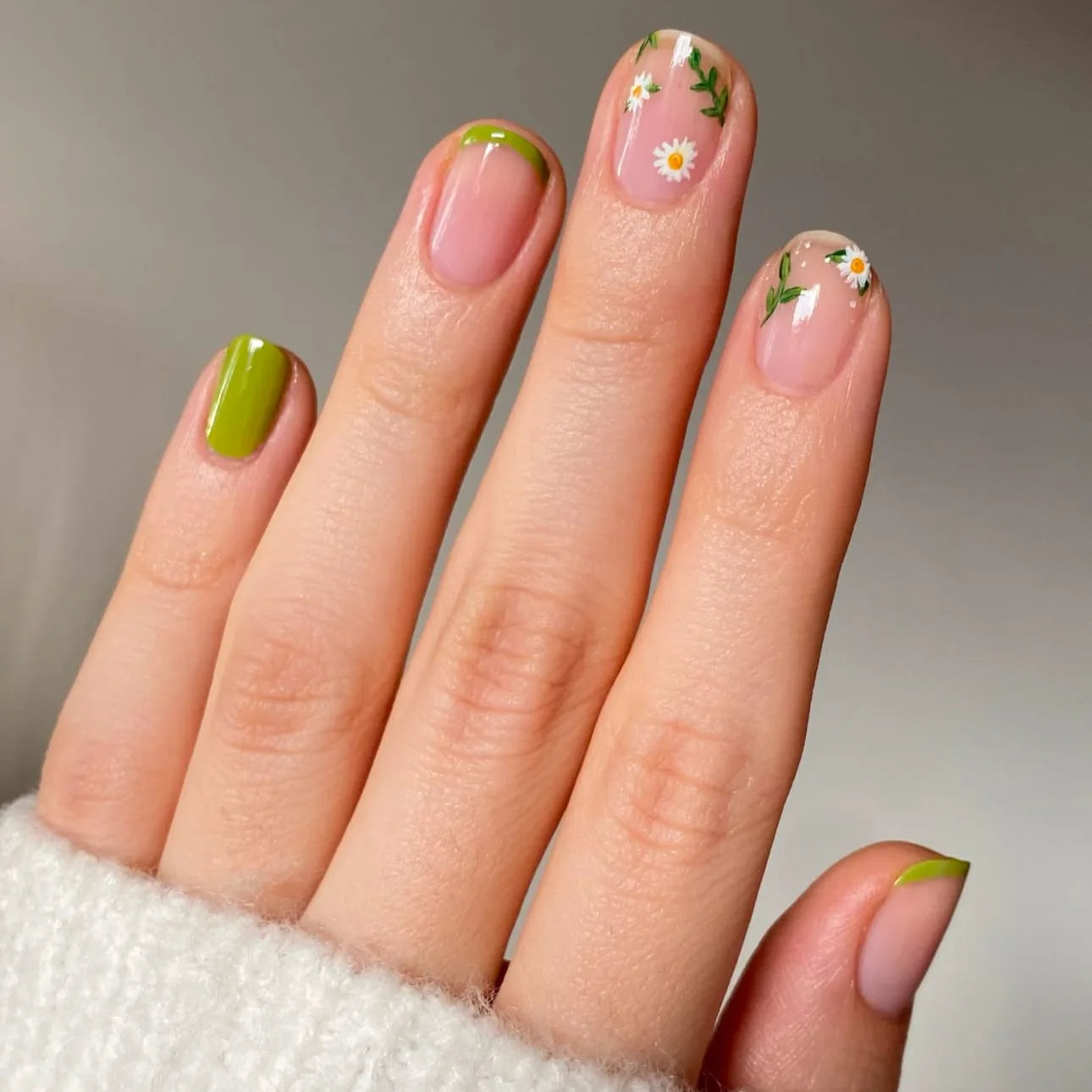24Pcs Pink French Style Press on Nails with White Flower Print Short Square Head False Nails Simple Wearable Artificial Nails Art