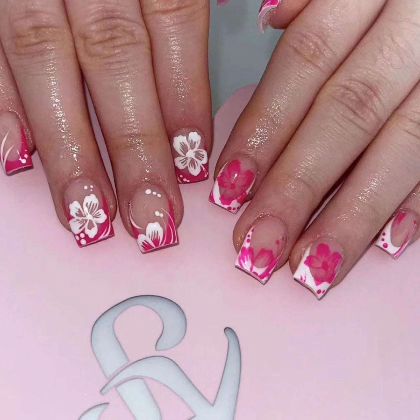 24Pcs Pink French Style Press on Nails with White Flower Print Short Square Head False Nails Simple Wearable Artificial Nails Art