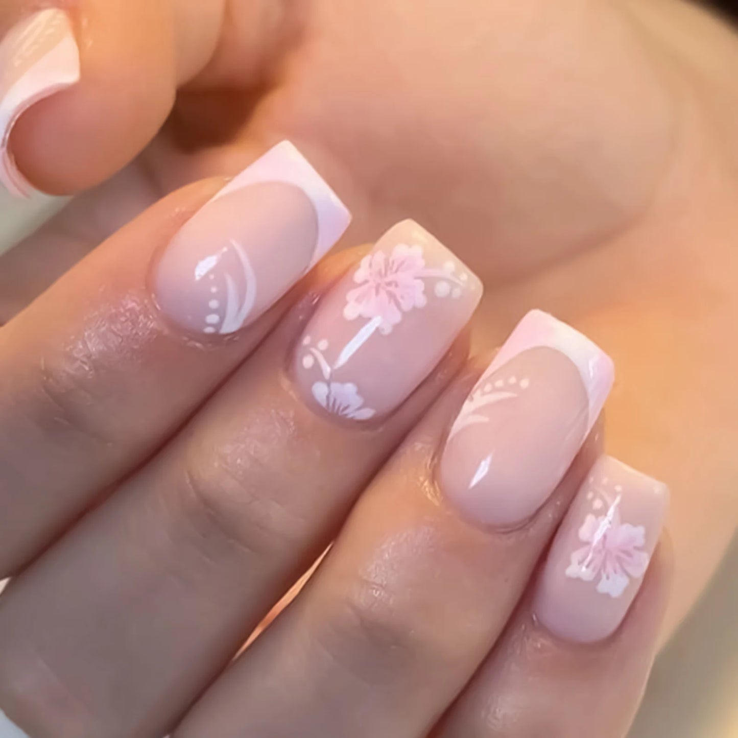 24Pcs Pink French Style Press on Nails with White Flower Print Short Square Head False Nails Simple Wearable Artificial Nails Art