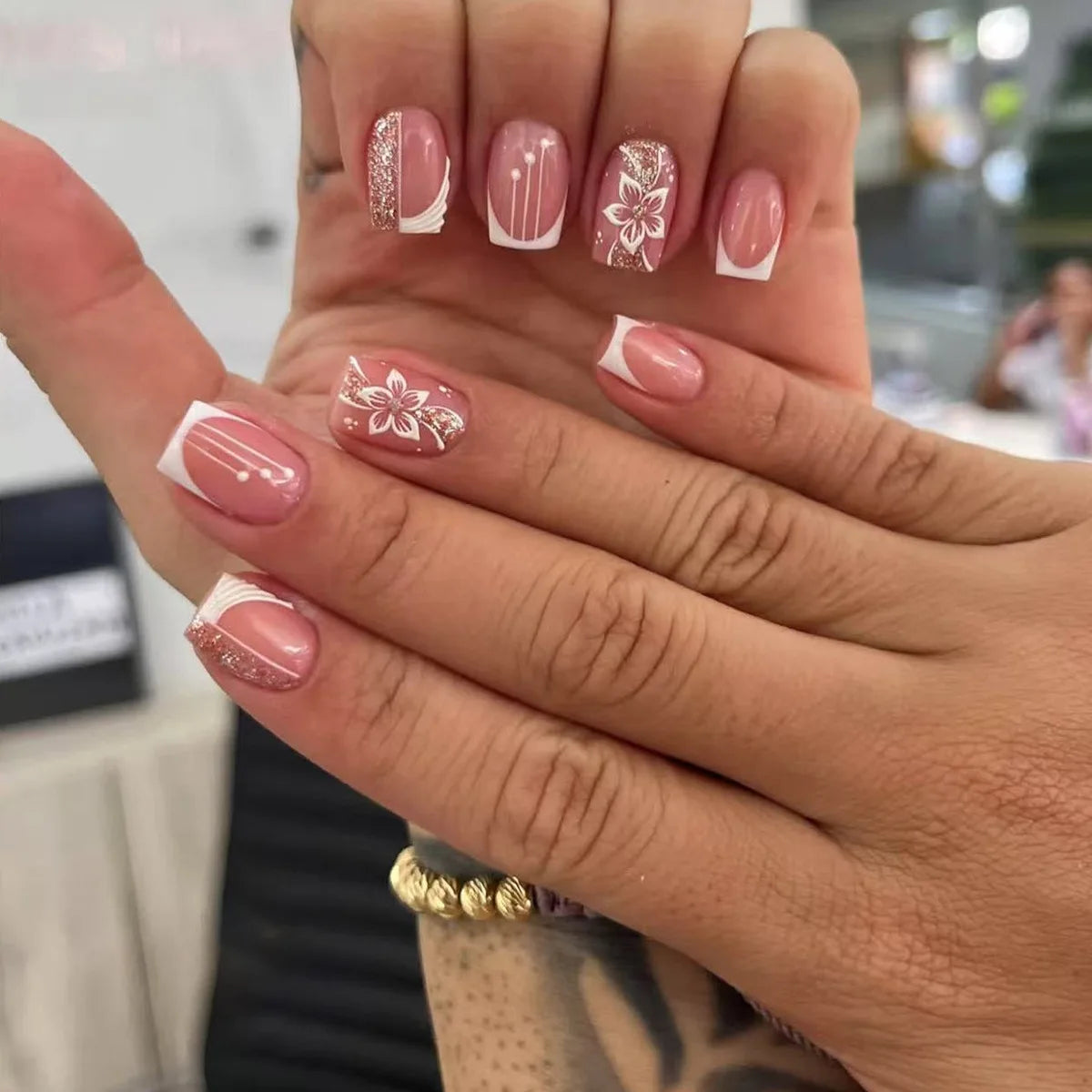 24Pcs Pink French Style Press on Nails with White Flower Print Short Square Head False Nails Simple Wearable Artificial Nails Art