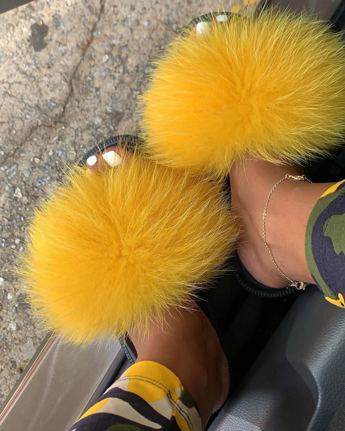Hot Sale Summer Women Fox Fur Slippers Furry Slippers Designer Fur Slides Girls Black Fur Slides Gorgeous Big Fur Slides Sandal