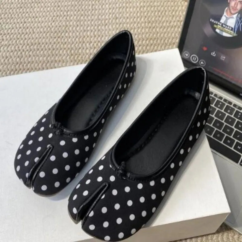 Elegant Polka Dot Women's Flat Tabi Ninja Shoes Split Toe Ballerina Slippers Comfortable Cotton Slip-On round Toe Slippers