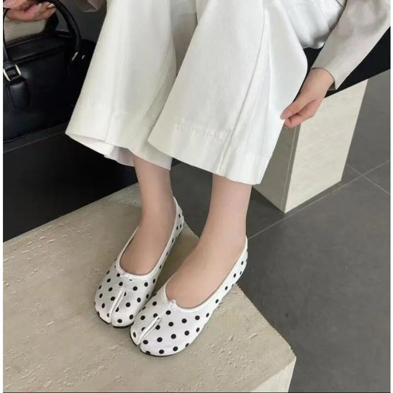Elegant Polka Dot Women's Flat Tabi Ninja Shoes Split Toe Ballerina Slippers Comfortable Cotton Slip-On round Toe Slippers