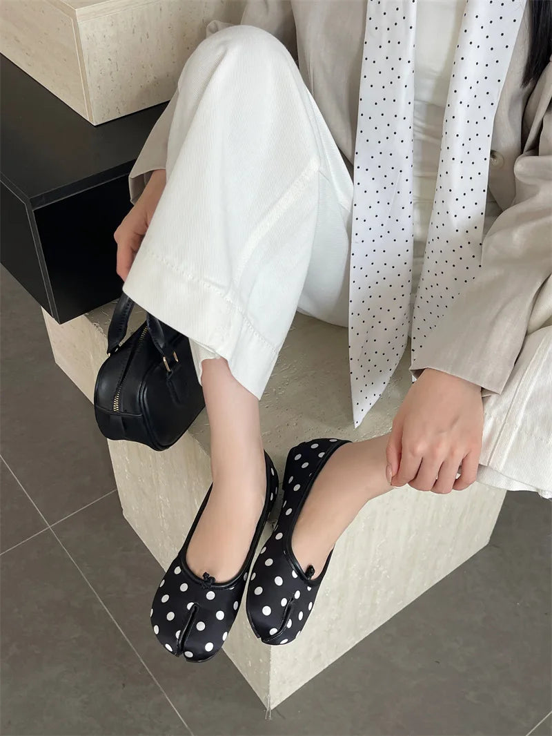 Elegant Polka Dot Women's Flat Tabi Ninja Shoes Split Toe Ballerina Slippers Comfortable Cotton Slip-On round Toe Slippers