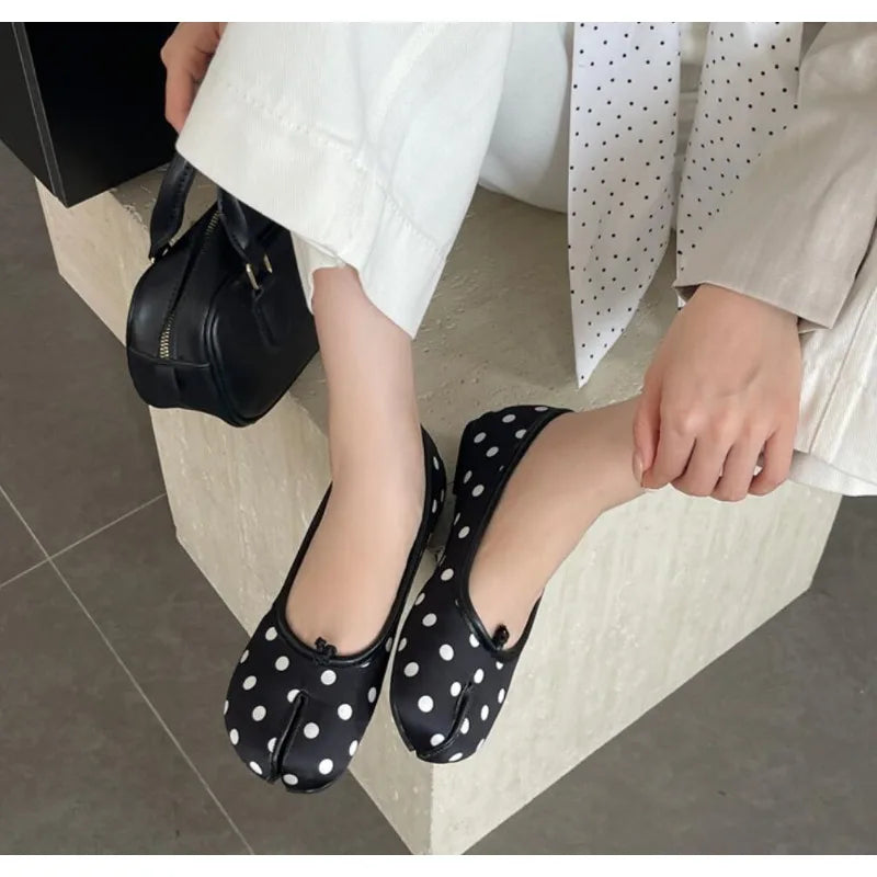 Elegant Polka Dot Women's Flat Tabi Ninja Shoes Split Toe Ballerina Slippers Comfortable Cotton Slip-On round Toe Slippers